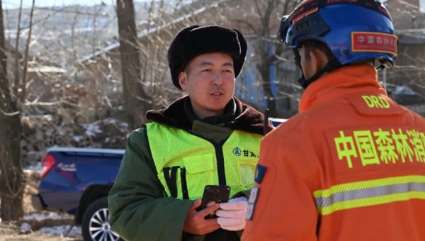 積石山地震發(fā)生后，朱貴民臨危受命，連夜組織人員設(shè)備馳援災(zāi)區(qū)。天還沒有亮，救援簡易帳篷開始搭建，受災(zāi)群眾們?cè)诎踩貛鹑∨諝庵袕浡o張的氣息，“我們要加快救援速度，災(zāi)情不等人！”為保證計(jì)劃工期順