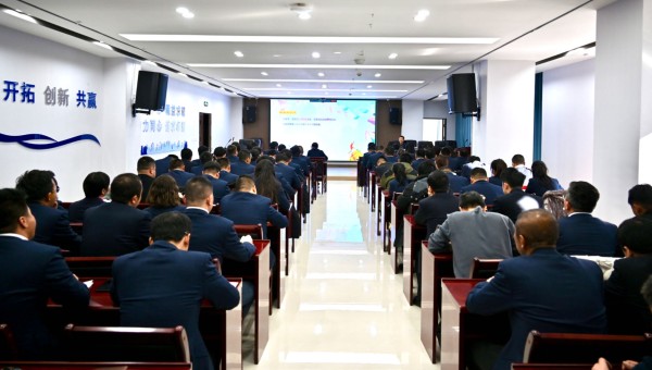 為進(jìn)一步強(qiáng)化國有企業(yè)思想政治工作，切實(shí)提升職工心理健康服務(wù)質(zhì)量和水平，引導(dǎo)廣大職工以健康的心態(tài)積極投身工作，助力和諧企業(yè)文化建設(shè)，近日，交科公司邀請(qǐng)心理咨詢師楊禮華為廣大干部職工開展了“壓力認(rèn)知與應(yīng)對(duì)