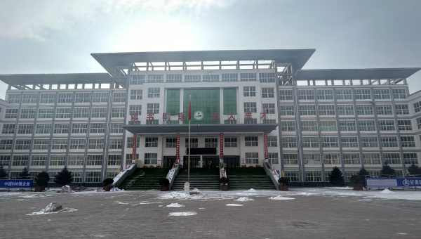 春節(jié)將至，大多數建設者已踏上歸途，但在臨夏積石山縣積石中學災后維修項目施工現場，仍是一派如火如荼、干勁十足的繁忙景象，墻面修補、吊頂安裝、更換震損礦棉板等作業(yè)緊張有序進行，為即將到來的新春佳節(jié)“渲染”