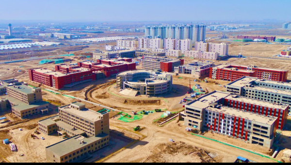 復工以來，蘭州工業(yè)學院蘭州新區(qū)新校區(qū)建設項目火力全開，走近各作業(yè)面，材料運輸車輛來回穿梭、支溝作業(yè)現(xiàn)場轟鳴作響、體育場周邊大型吊機往來運作、綜合管廊內(nèi)電焊火花飛揚……一派忙碌景象！據(jù)了解，項目部緊緊圍