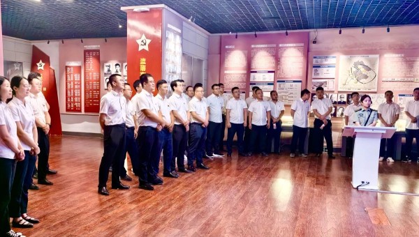 在中國共產(chǎn)黨建黨103周年之際，為了重溫黨的光輝歷史，讓大家繼承和發(fā)揚黨的光榮傳統(tǒng)和優(yōu)良作風(fēng)，把廣大黨員的思想和工作實效落實到公司高質(zhì)量發(fā)展奮進目標上來。近日，交科公司黨委二公司黨支部、四公司黨支部、