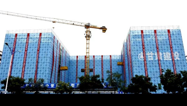 10月16日，由甘肅省交科建設(shè)有限公司承建的蘭州新區(qū)新材料產(chǎn)業(yè)園區(qū)公共服務(wù)平臺項目主體結(jié)構(gòu)順利封頂，為該項目二次結(jié)構(gòu)和裝飾裝修奠定堅實基礎(chǔ)。據(jù)了解，該項目為公共建筑工程，自建設(shè)以來，項目管理團隊面對工
