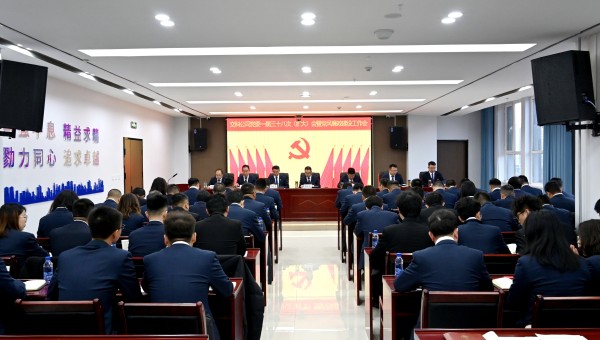 2月28日上午，交科公司黨委一屆三十八次（擴大）會暨黨風廉政建設工作會順利召開。會議傳達學習了習近平總書記重要文章《健全全面從嚴治黨體系》和甘肅建投黨委一屆五次全體(擴大)會議精神；審議通過了交科公司