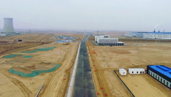 “目前，該項(xiàng)目路槽已開(kāi)挖5.1公里，結(jié)構(gòu)層施工完成2.1公里，管網(wǎng)施工進(jìn)度達(dá)到60%，現(xiàn)場(chǎng)投入挖掘機(jī)、混凝土泵車等機(jī)械設(shè)備二十余臺(tái)，勞務(wù)作業(yè)人員五十余名正在加緊作業(yè)！”項(xiàng)目負(fù)責(zé)人告訴筆者，項(xiàng)目在春節(jié)后