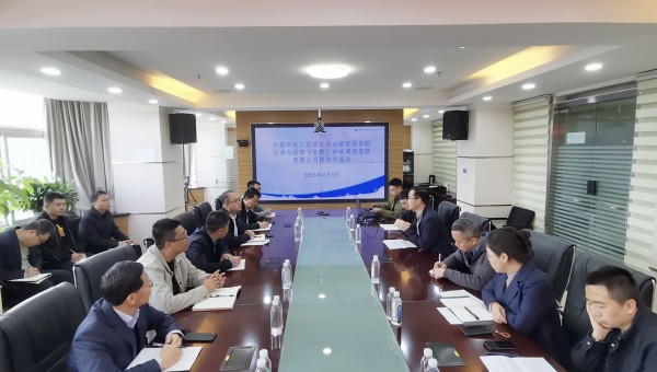 近日，西部市政建設(shè)集團(tuán)與中國市政工程西北設(shè)計(jì)研究院（道橋院）召開技術(shù)交流會。會上，雙方分別介紹了企業(yè)概況與合作成果。市政西北院技術(shù)團(tuán)隊(duì)就EPC項(xiàng)目設(shè)計(jì)施工協(xié)同、海綿城市技術(shù)應(yīng)用及車路云一體化發(fā)展前景作